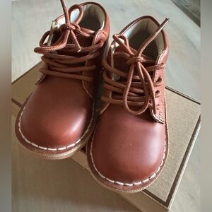L’Amour - size 8 toddler boy Tuck Mid-Top Lace Up Leather Shoe in cognac.